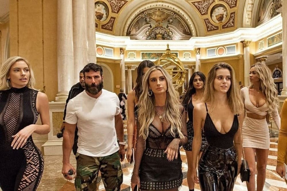 Dan Bilzerian et des mannequins