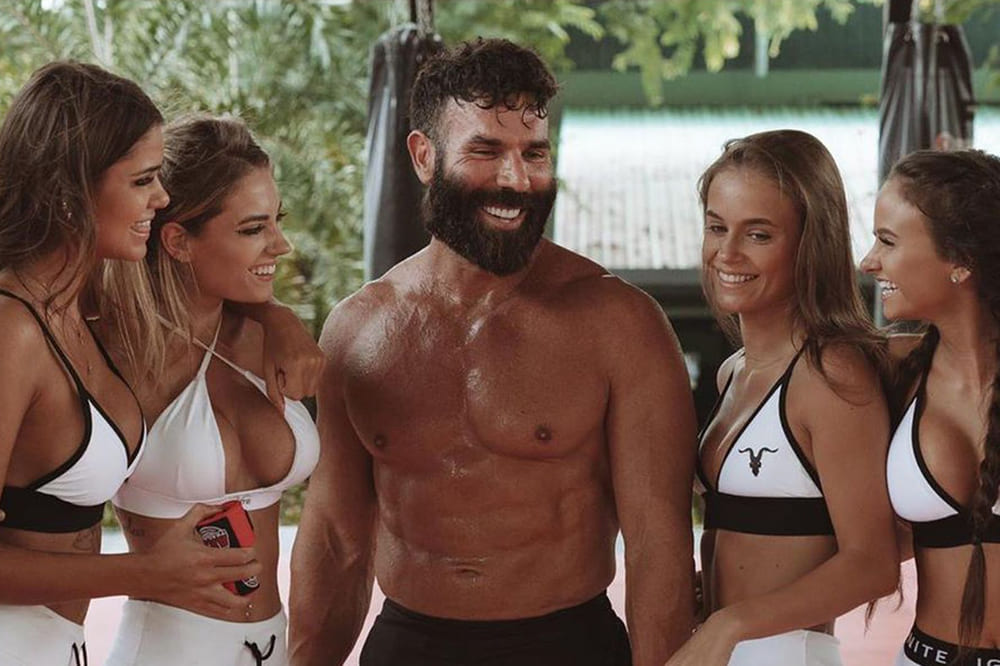 Dan Bilzerian avec des filles en bikini